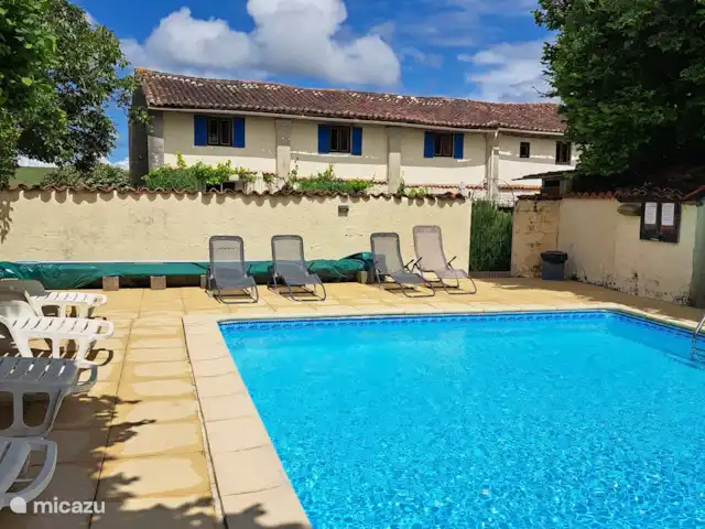 Location de Vacances France, Charente-Maritime, Saint-Pierre-de-Juillers, gîte / cottage - 'Papillon' La Grange du Moulin Le gîte Fleurie surplombe l’espace piscine