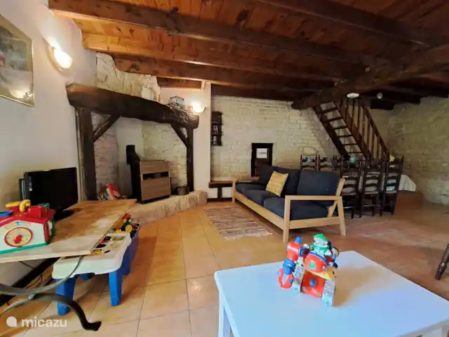 Location de Vacances France, Charente-Maritime, Saint-Pierre-de-Juillers, gîte / cottage - 'Papillon' La Grange du Moulin salon
