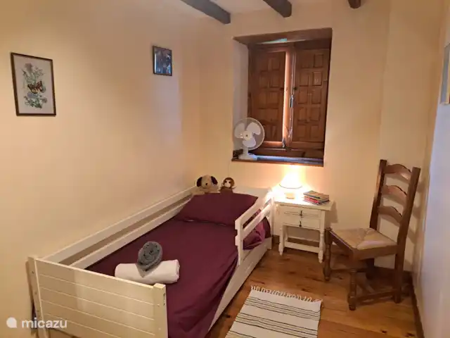 Location de Vacances France, Charente-Maritime, Saint-Pierre-de-Juillers, gîte / cottage - 'Papillon' La Grange du Moulin Chambre à deux lits avec lit pliant en dessous