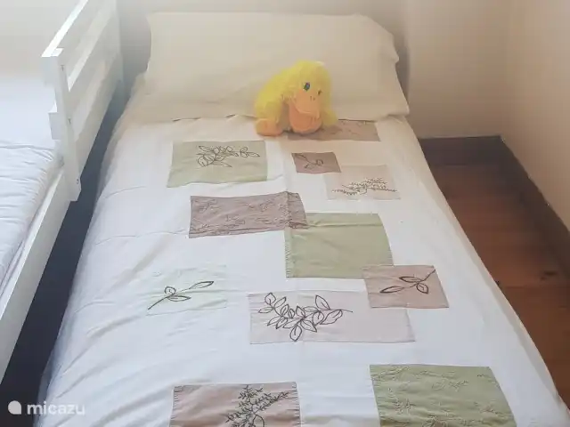 Location de Vacances France, Charente-Maritime, Saint-Pierre-de-Juillers, gîte / cottage - 'Papillon' La Grange du Moulin lit d’appoint dans une chambre à deux lits