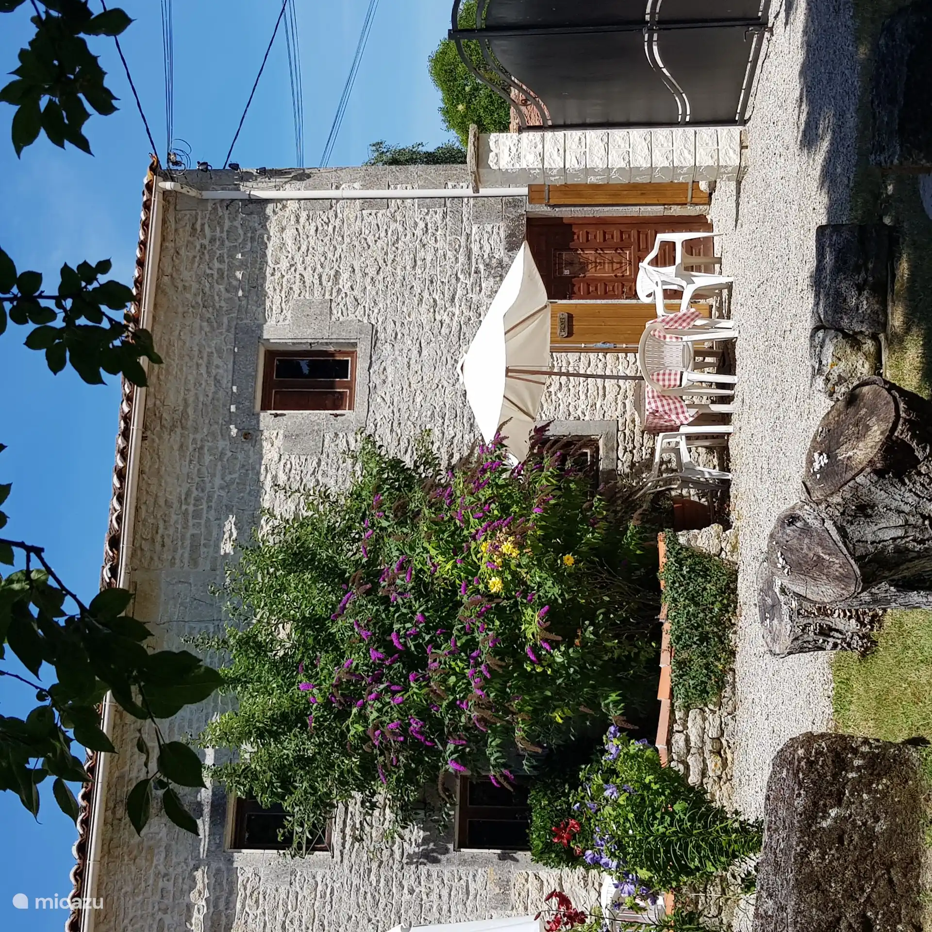 Grenier Cottage mit Blick auf den Gartenbereich und liegt versteckt in der Ecke