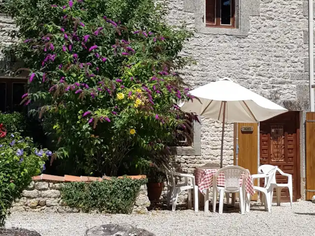 Location de Vacances France, Charente-Maritime, Saint-Pierre-de-Juillers, gîte / cottage - Gîte 'Grenier' - La Grange du Moulin Le chalet Grenier donne sur le jardin et est niché dans le coin