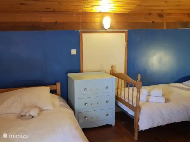 Location de Vacances France, Charente-Maritime, Saint-Pierre-de-Juillers, gîte / cottage - Gîte 'Grenier' - La Grange du Moulin Chambre mansardée avec 3 lits simples
