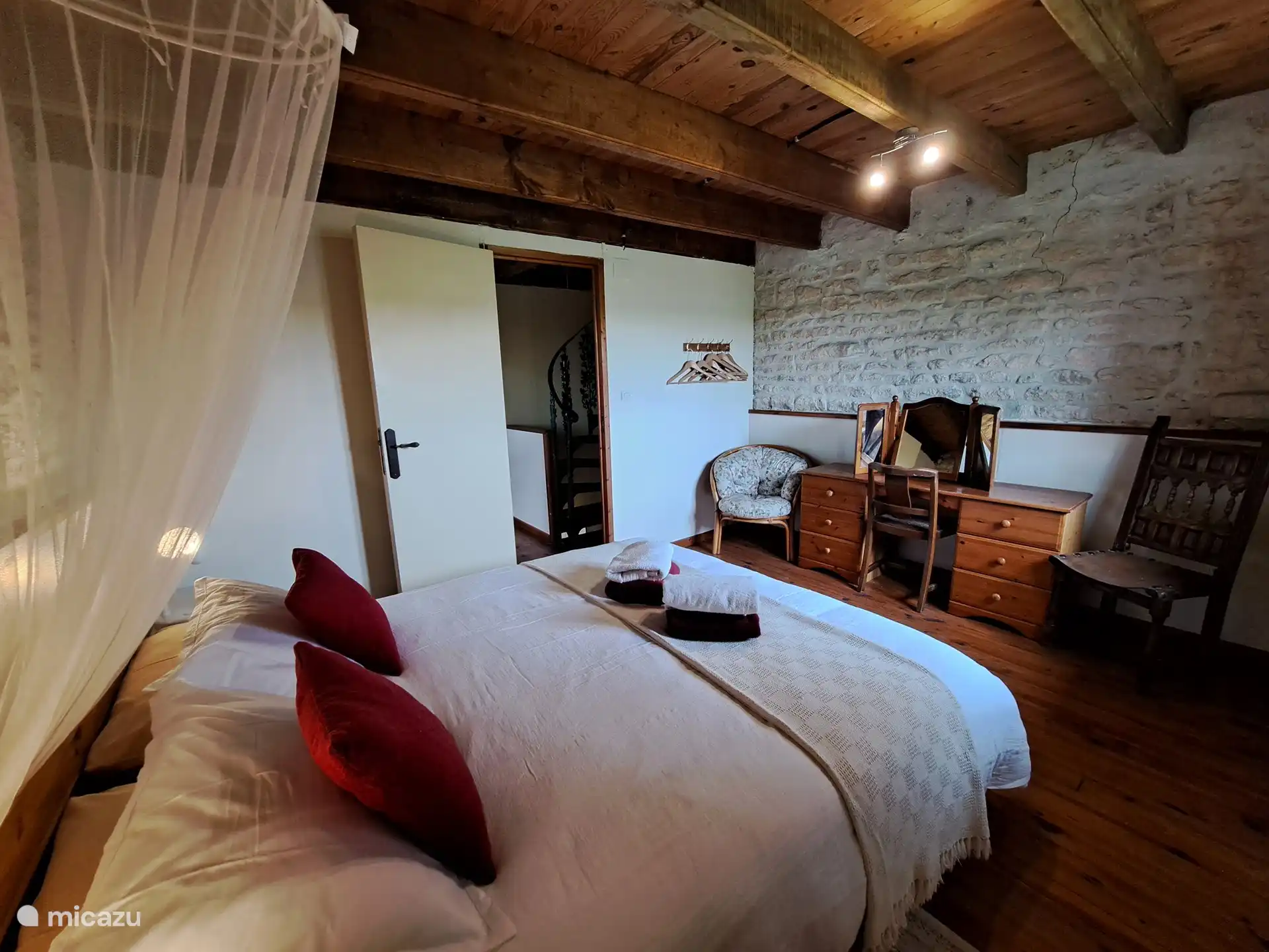 Bett im Hauptschlafzimmer 160x200