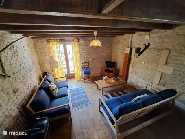 Location de Vacances France, Charente-Maritime, Saint-Pierre-de-Juillers, gîte / cottage - Gîte 'Grenier' - La Grange du Moulin salon spacieux