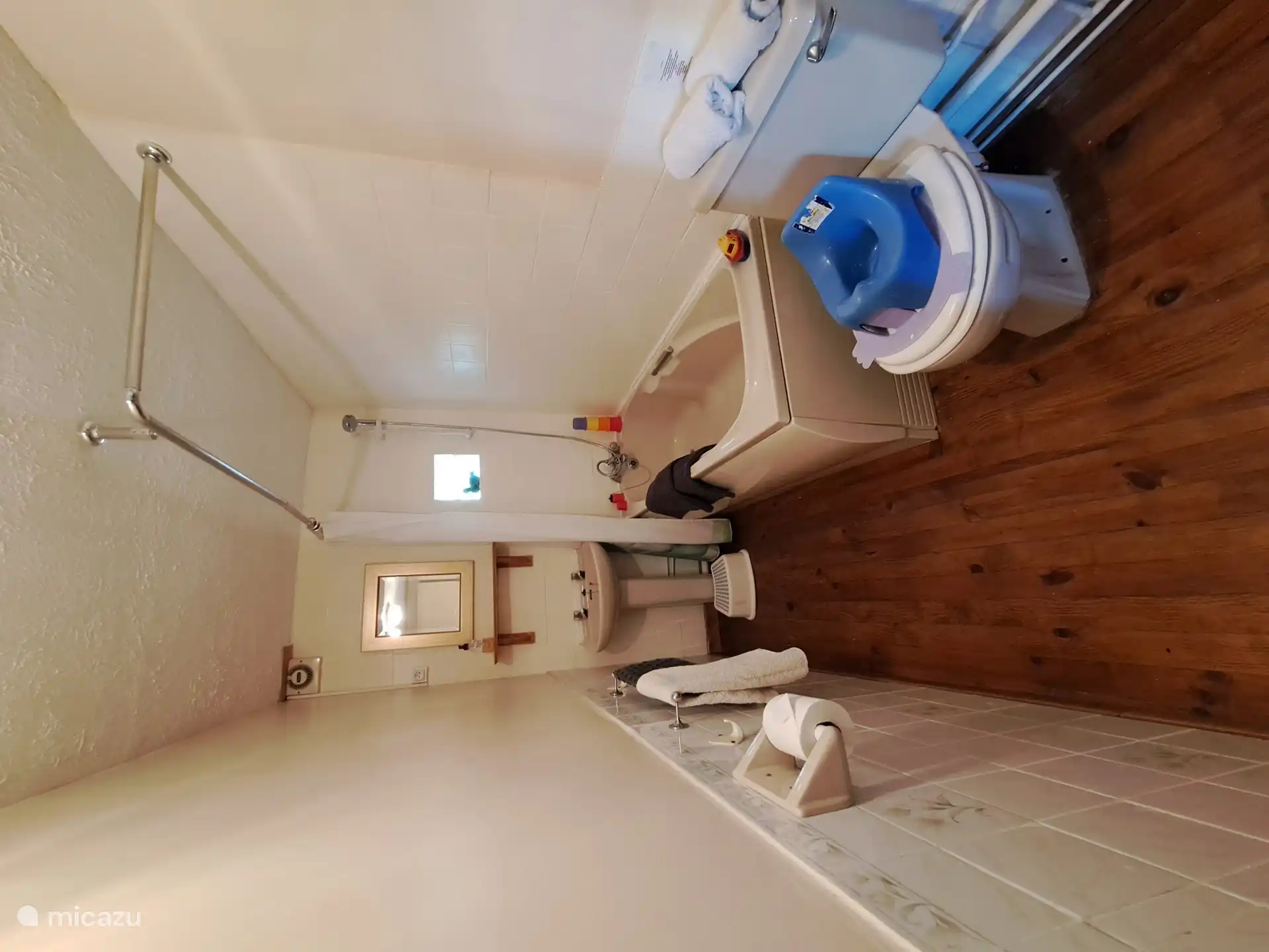 Badezimmer mit Dusche über der Badewanne