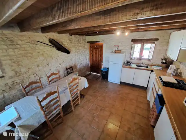 Location de Vacances France, Charente-Maritime, Saint-Pierre-de-Juillers, gîte / cottage - Gîte 'Grenier' - La Grange du Moulin La cuisine est équipée d’un lave-vaisselle, d’une plaque de cuisson à gaz 4 feux, d’un four/grill électrique, d’un réfrigérateur/congélateur et d’un micro-ondes