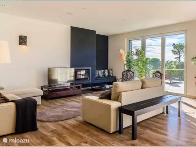 SeaSintra- Su Retiro Exclusivo con en Portugal, Costa de Lisboa, Colares - villa Salón - comedor principal:
Sumérjase en la elegancia al entrar en la amplia sala de estar, que se conecta a la perfección con la terraza y el jardín a través de puertas correderas que se abren por completo.