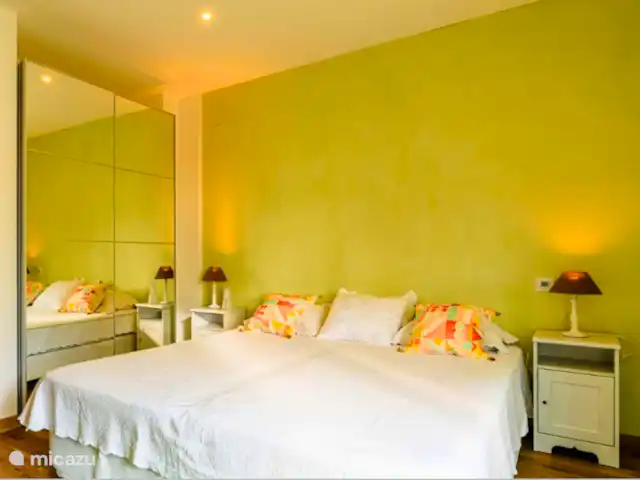 SeaSintra- Su Retiro Exclusivo con en Portugal, Costa de Lisboa, Colares - villa Dormitorio 4 – En-suite: (Oliva)
Dormitorio suite para personas con movilidad reducida
16 m², ropa de cama y toallas, 2 camas individuales extra largas de 90 x 220, armario y baño privado.