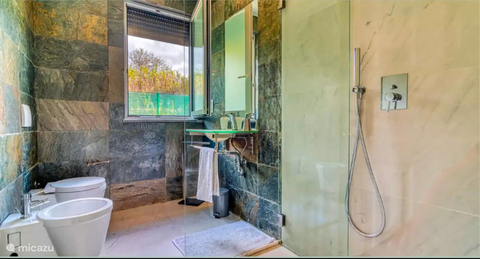 Privates Badezimmer: 5qm begehbare Regendusche, Waschbecken mit elektronischem Wasserhahn, WC, Bidet Naturstein und Fliesen, elektrischer Rollladen und natürliche Belüftung