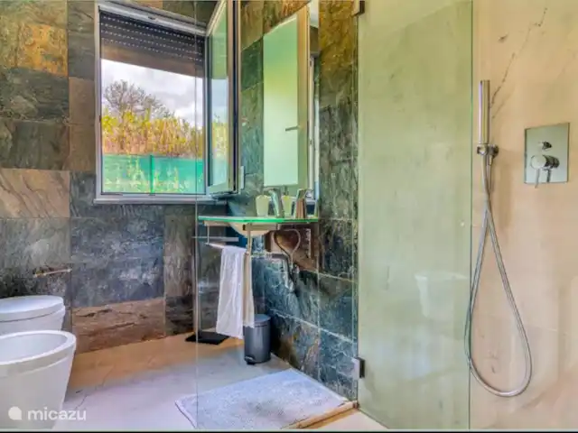SeaSintra- Su Retiro Exclusivo con en Portugal, Costa de Lisboa, Colares - villa Baño privado: ducha de lluvia a ras de suelo de 5qm, lavabo con grifo electrónico, wc, bidet de piedra natural y azulejos, persiana eléctrica y ventilación natural