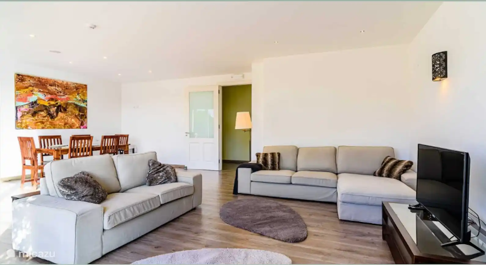 Hauptwohn- und Esszimmer: Zwei große und bequeme Sofas mit Chaiselongue zum Entspannen
Komplettes HiFi-Soundsystem
Großer Smart-TV zur Unterhaltung