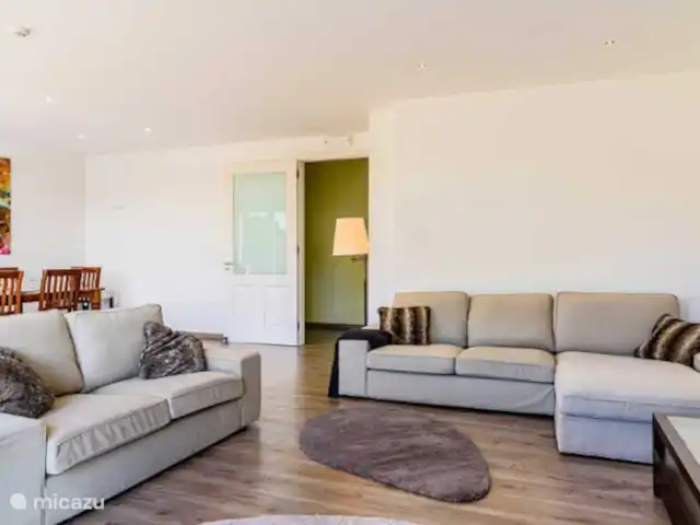 SeaSintra- Su Retiro Exclusivo con en Portugal, Costa de Lisboa, Colares - villa Salón - comedor principal:Dos amplios y cómodos sofás con chaise longue para relajarse
Sistema de sonido HiFi completo
Smart TV grande para entretenimiento