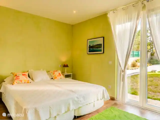 SeaSintra- Su Retiro Exclusivo con en Portugal, Costa de Lisboa, Colares - villa Dormitorio 4 - Baño privado
Baño privado de 6 metros cuadrados, ducha de lluvia, lavabo personalizado con grifo electrónico, inodoro elevado, soporte de soporte, obturador eléctrico y ventilación natural.