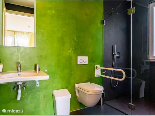 SeaSintra- Su Retiro Exclusivo con en Portugal, Costa de Lisboa, Colares - villa Baño privado
6 metros cuadrados, ducha de lluvia, lavabo personalizado con grifo electrónico, inodoro elevado, soporte de soporte, obturador eléctrico y ventilación natural