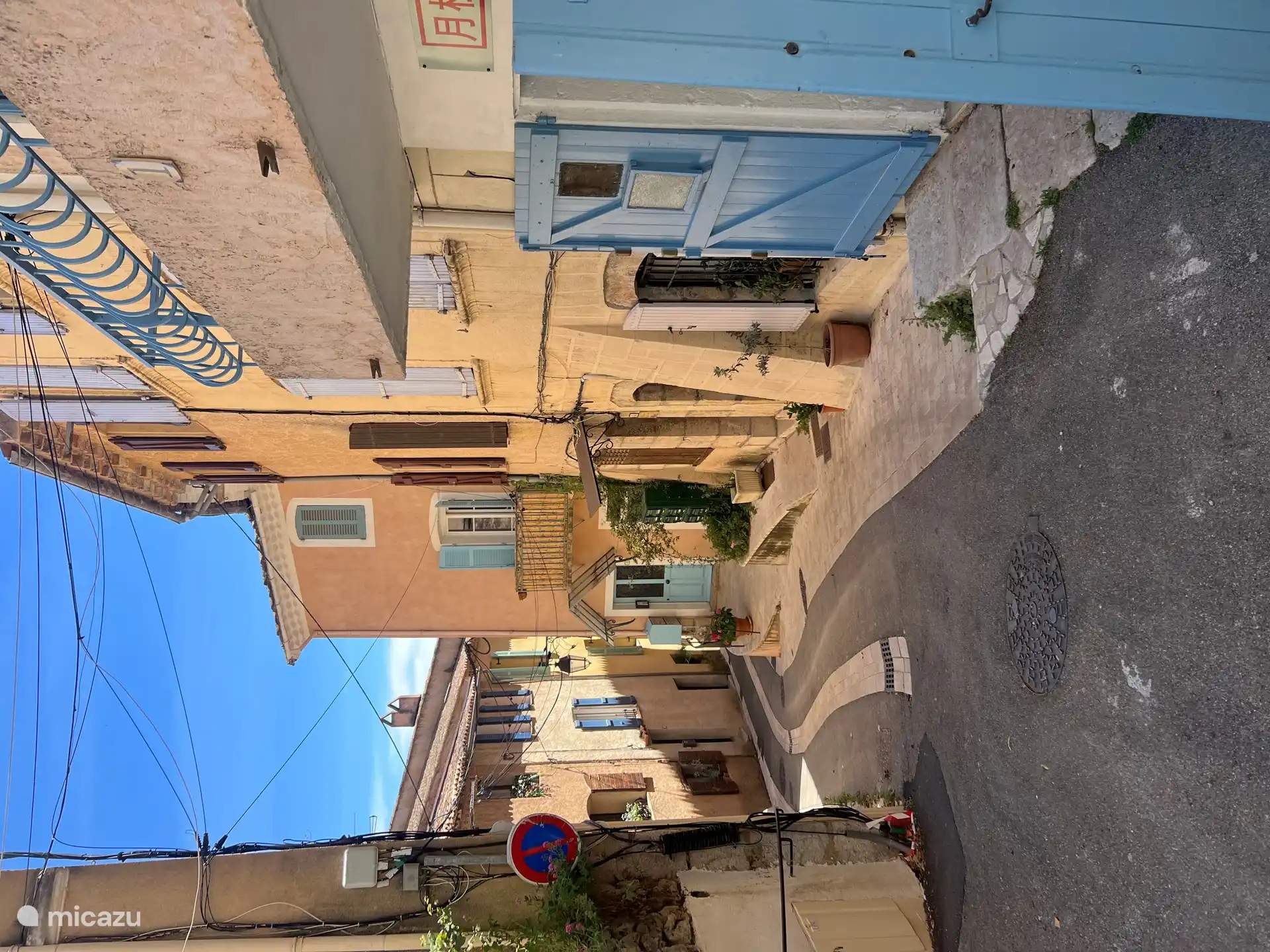 Villecroze middeleeuwse stad, de flat is gelegen in het tweede gebouw van deze foto aan de rechterkant - lavendel blauwe luiken