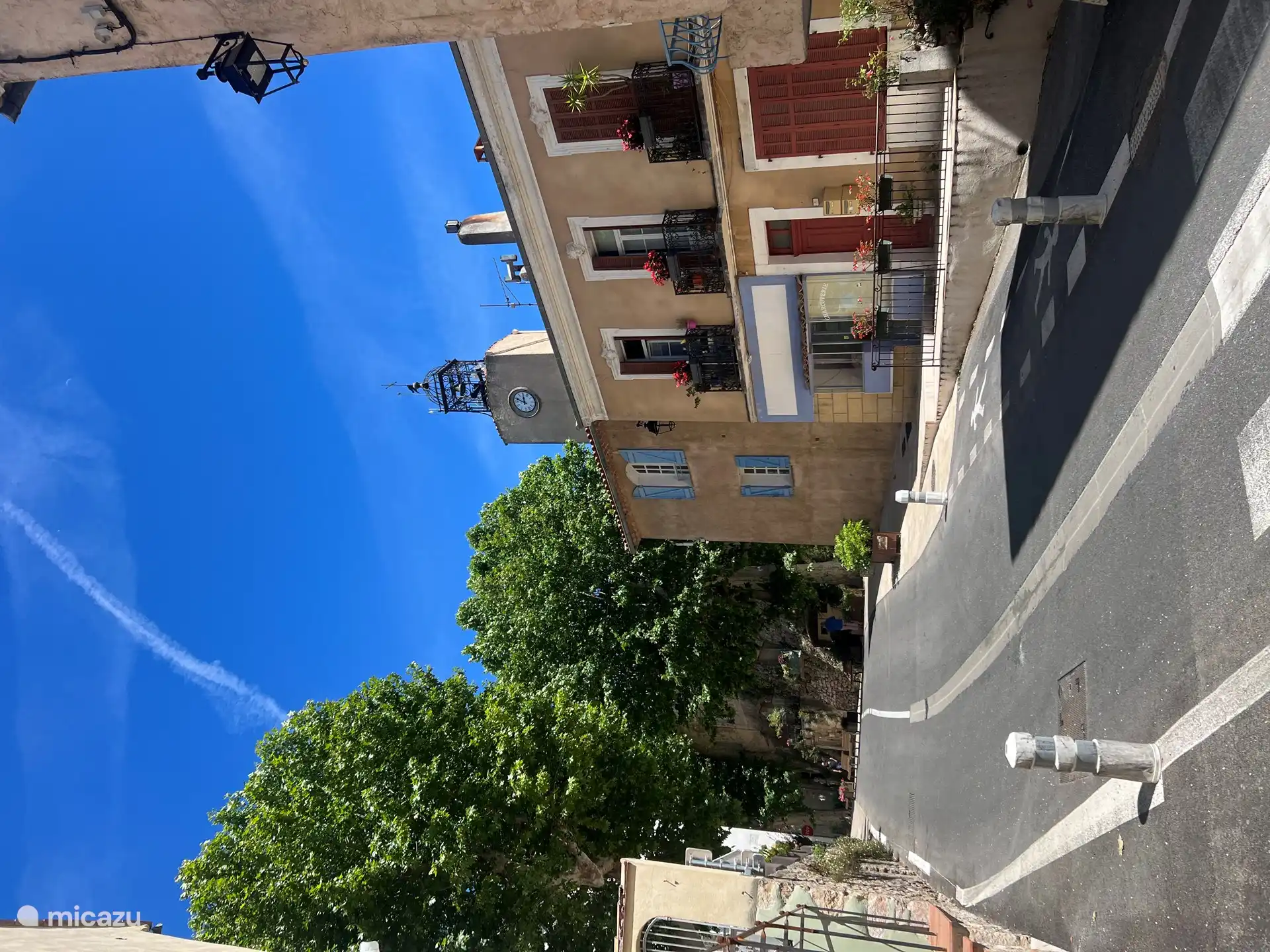 Villecroze- uitzicht tegenover de Mairie