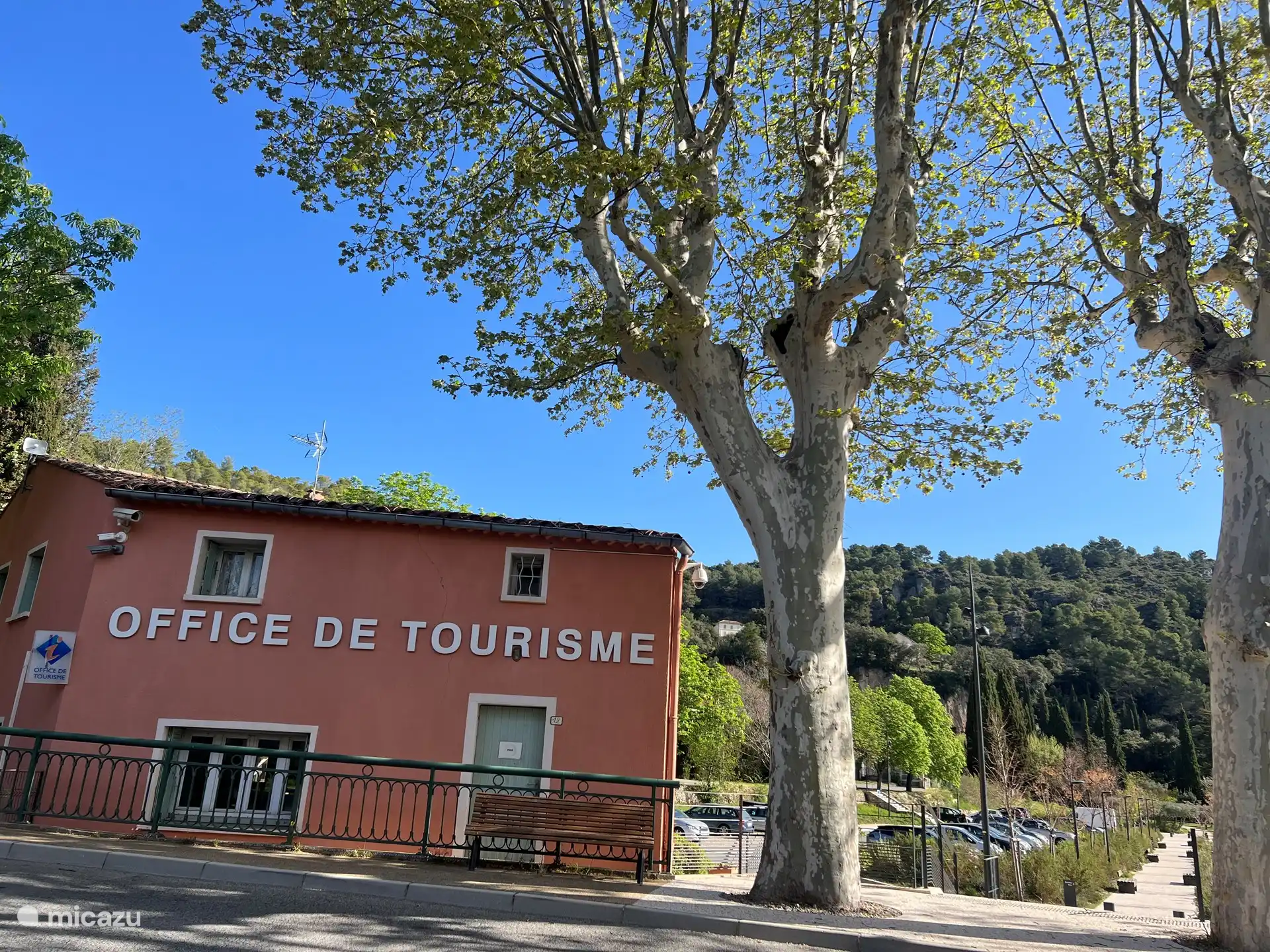 VVV-kantoor in Villecroze - die rondleidingen door de grotten aanbiedt.