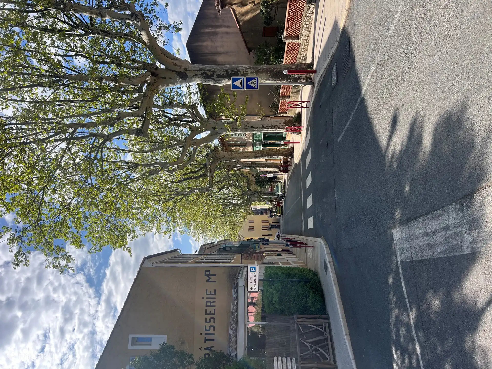 Straatzicht op de hoofdweg die door Villecroze gaat