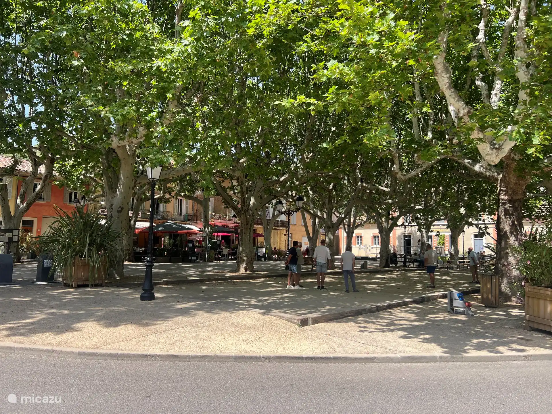 De belangrijkste plaats in het dorp, een jeu-de-boulesbaan plus caf&#233;s