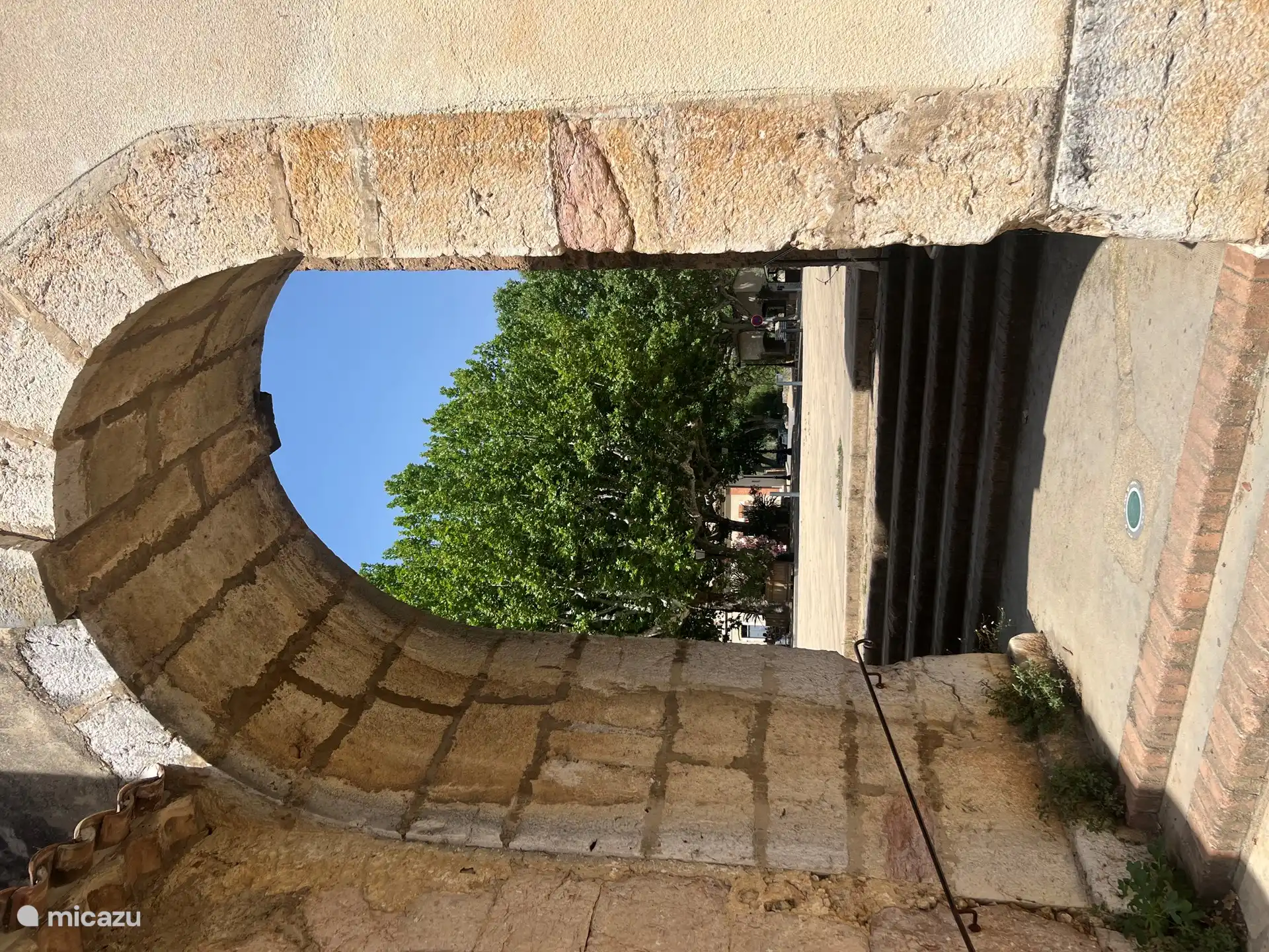 Boog met uitzicht op caf&#233; en jeu de boules