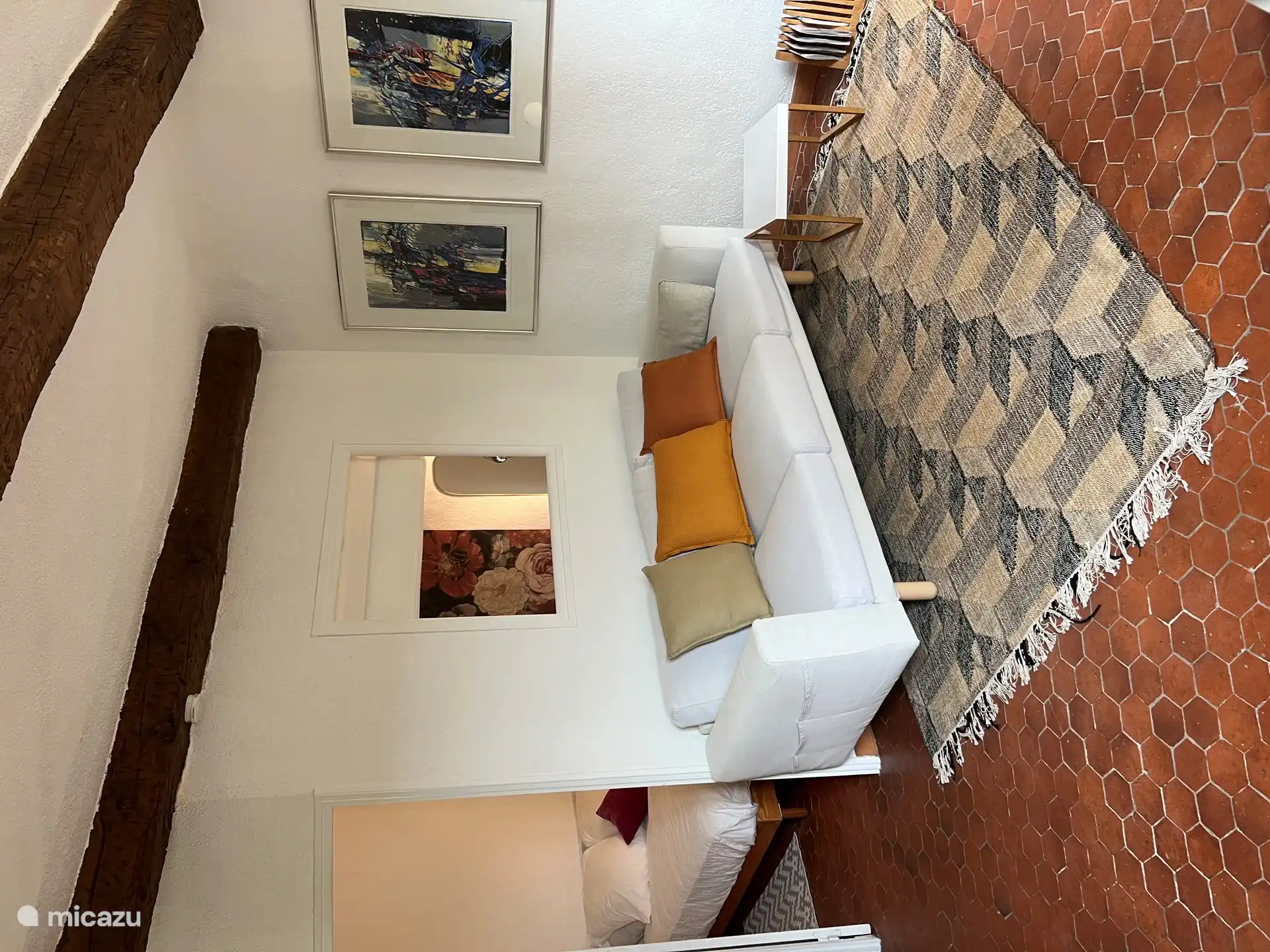 Woonkamer, met slaapkamer op de achtergrond