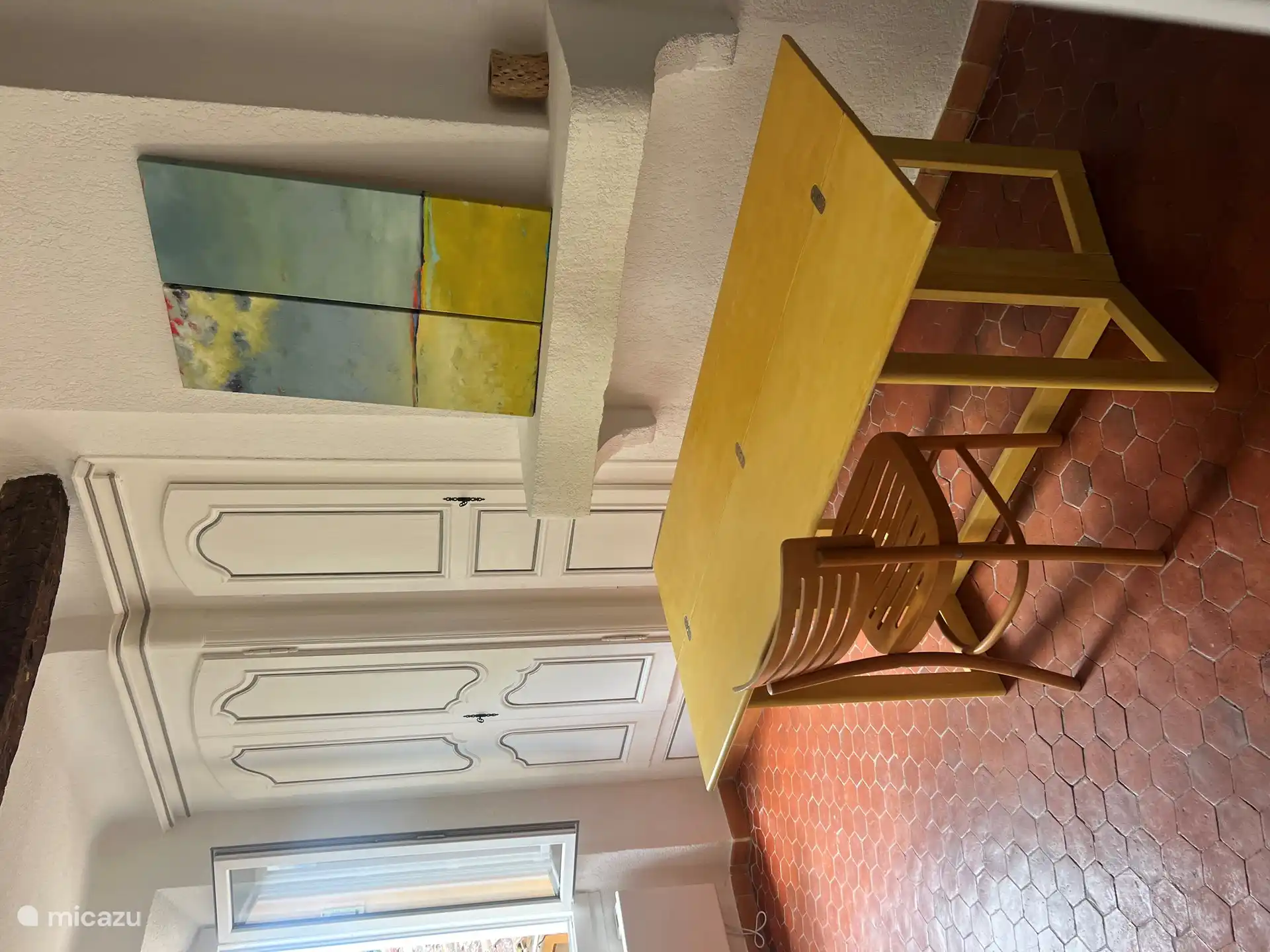 Eethoek met grote opbergkasten