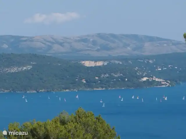 Location de Vacances France, Alpes-de-Haute-Provence, Sainte-Croix-Du-Verdon, appartement - Cosy Duplex Sainte Croix Du Verdon Vue depuis la terrasse. Le lac est propice aux activités nautiques : catamaran, planche à voile, dériveur, paddle et kayak.