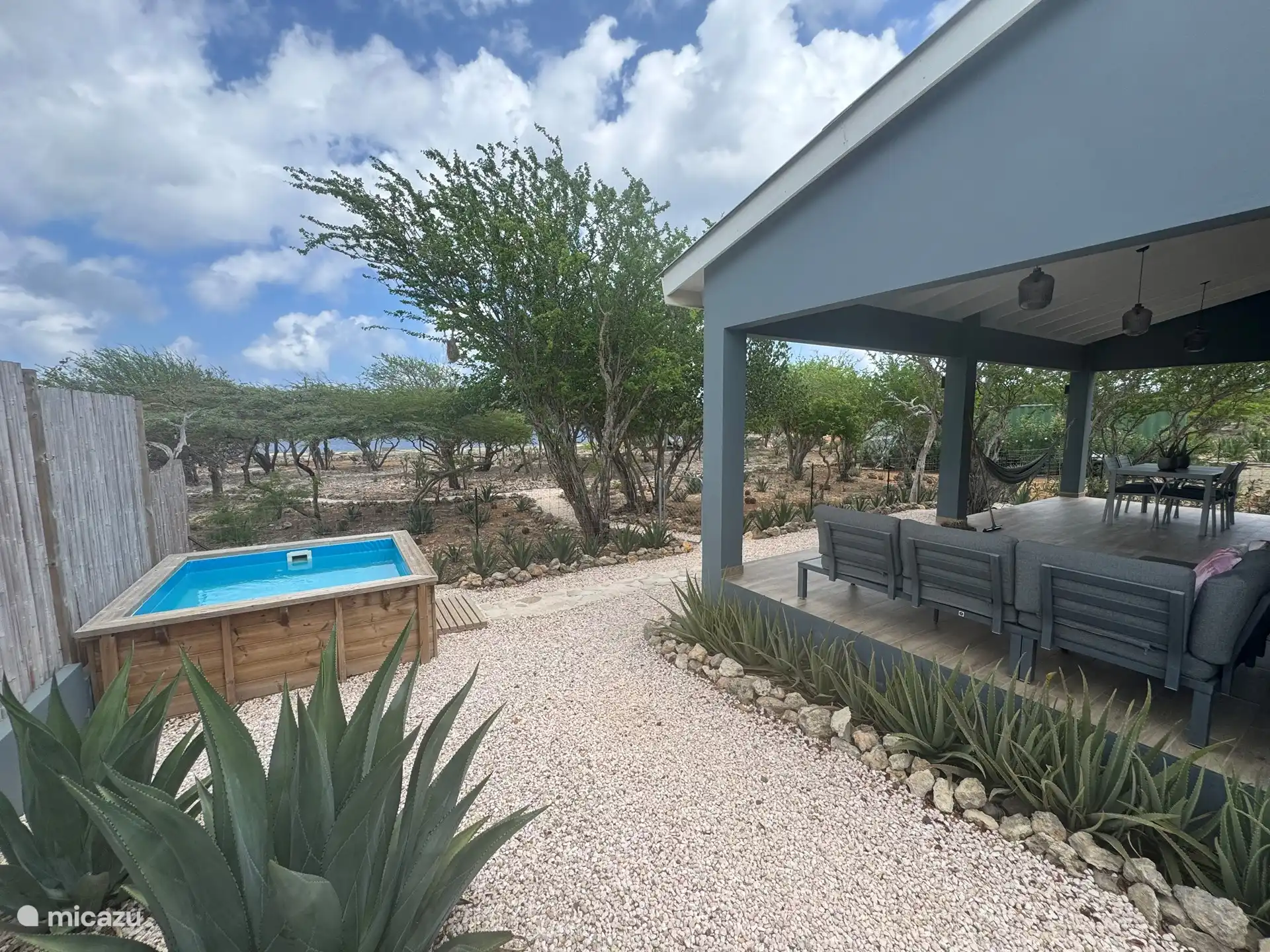 Privé zwembadje vlak naar de porch