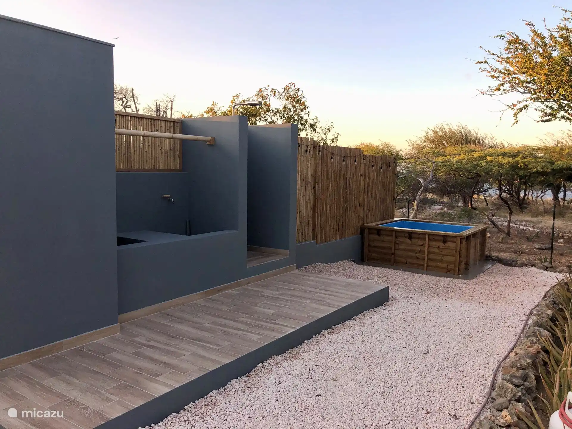 buitendouche, rinse tanks voor duik en snorkelspullen. Zwembadje