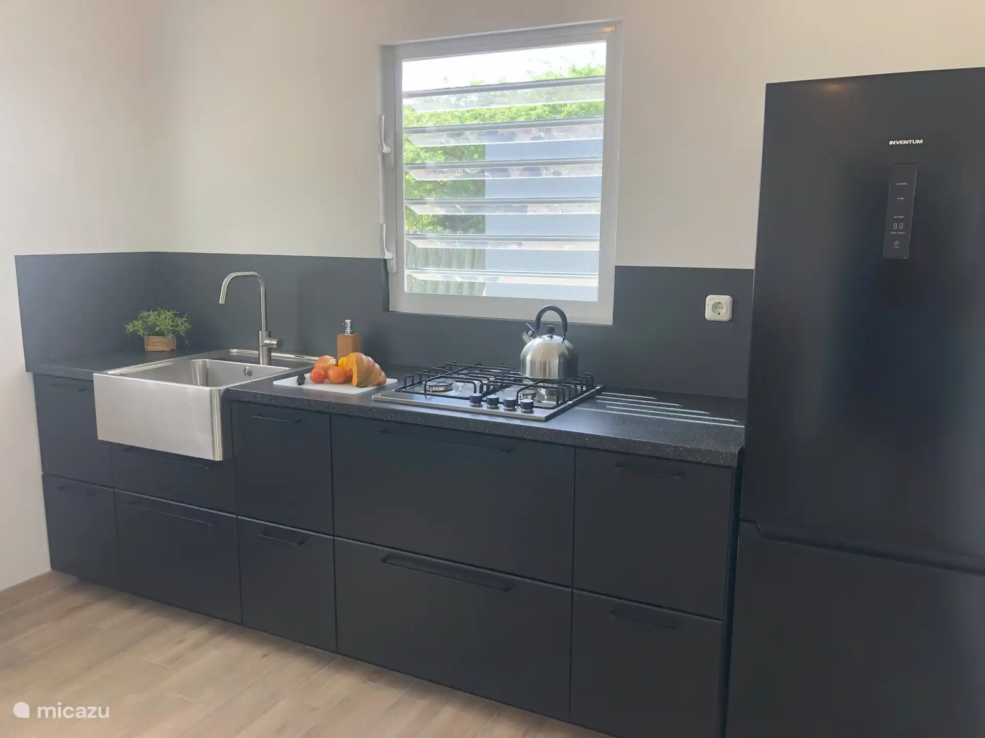 compleet uitgeruste keuken met  koelvriescombi, vier pits gasstel en veel kast ruimte