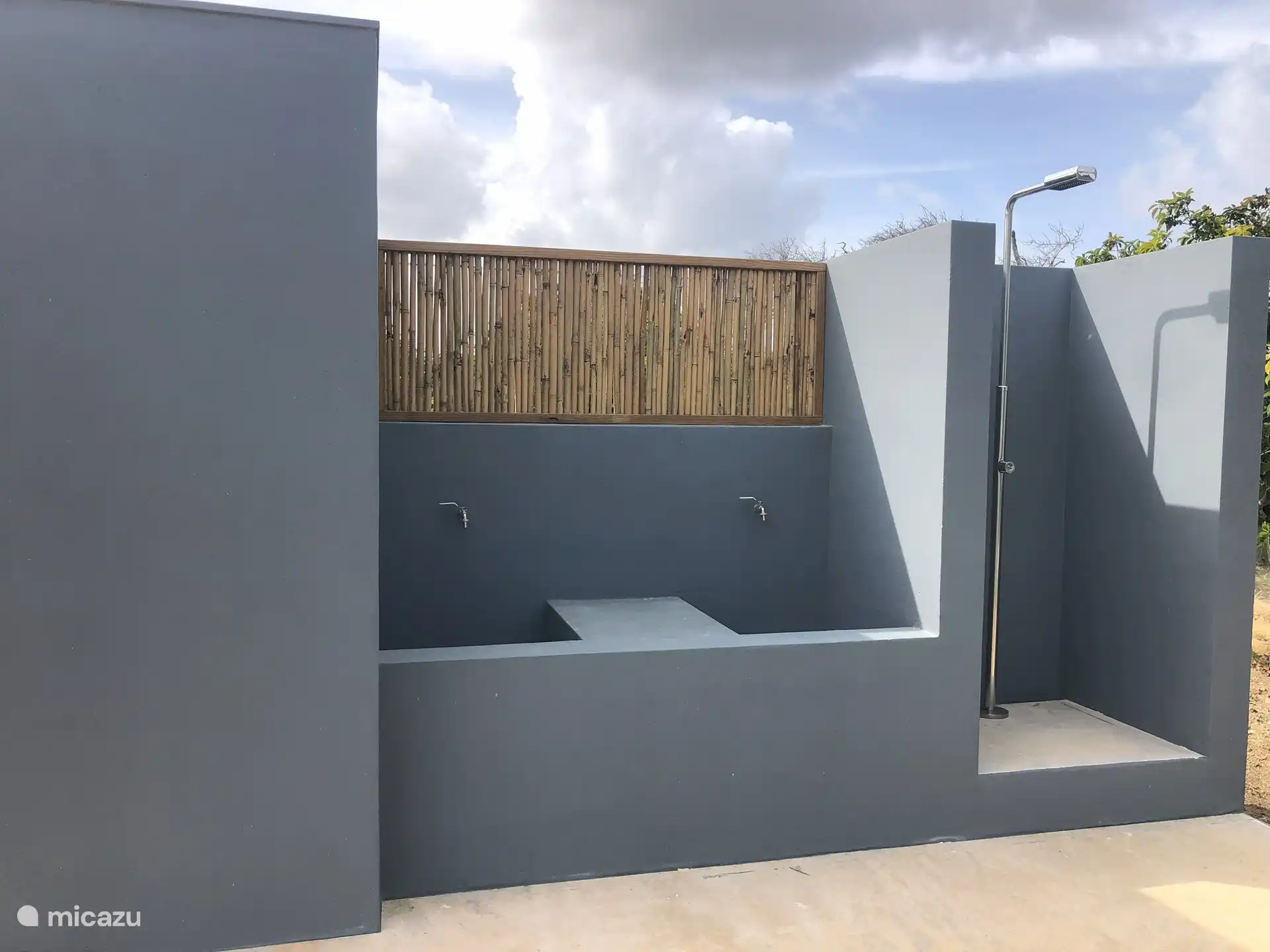 rinse tanks voor duik en snorkel spullen en buitendouche.