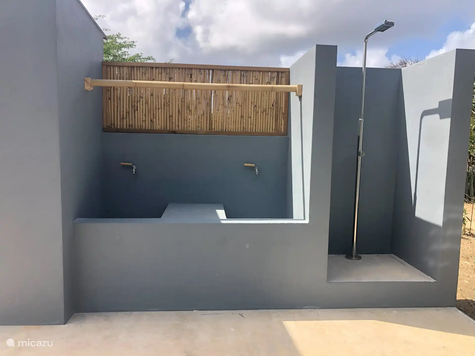 rinse tanks voor duik en snorkel spullen en buitendouche.