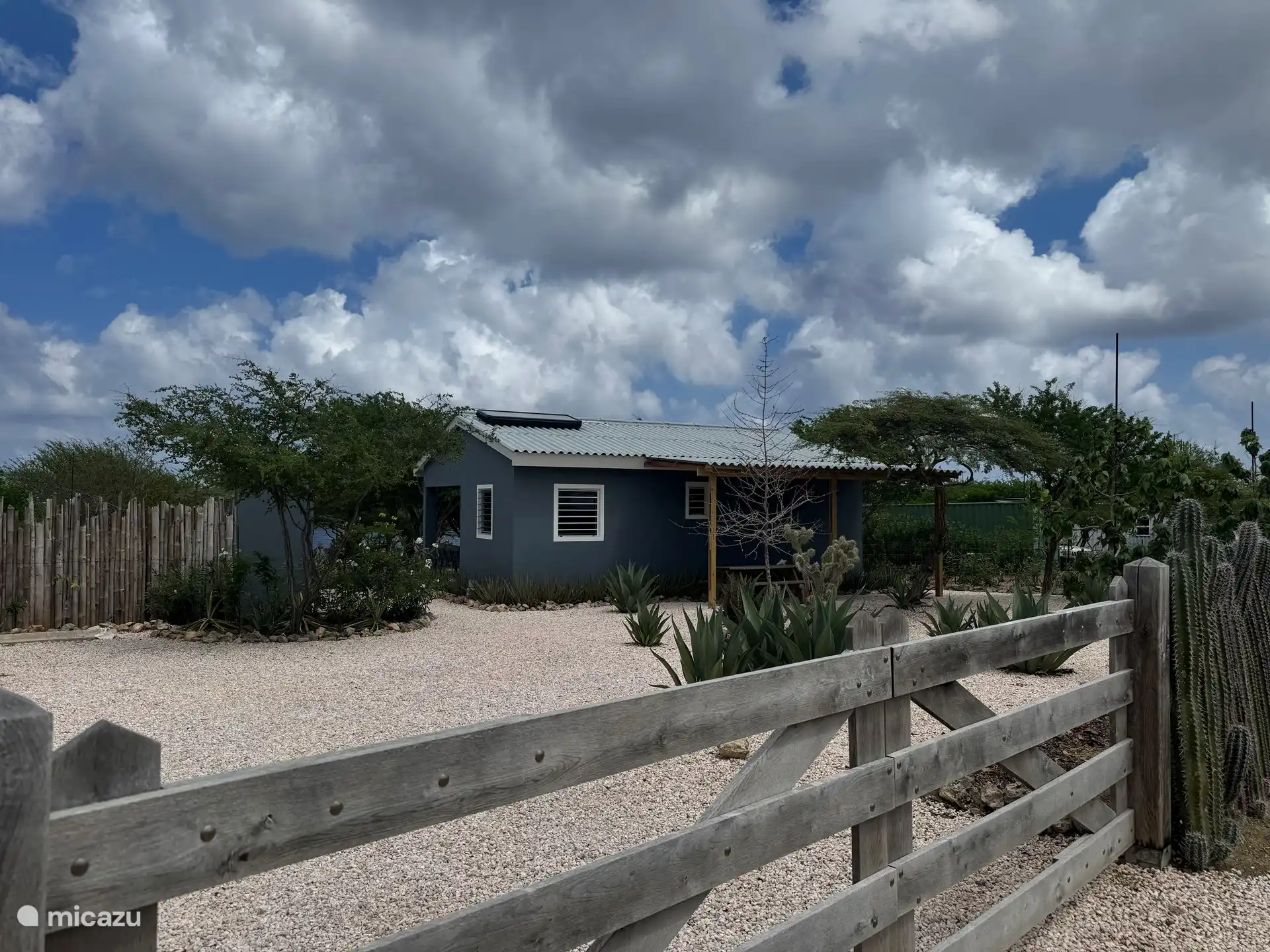 Buitenkant straatzijde met toegangshek