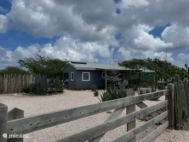 Location de Vacances Bonaire, Bonaire, Kralendijk, maison de vacances - Kas Merlot Extérieur côté rue avec portail d’entrée