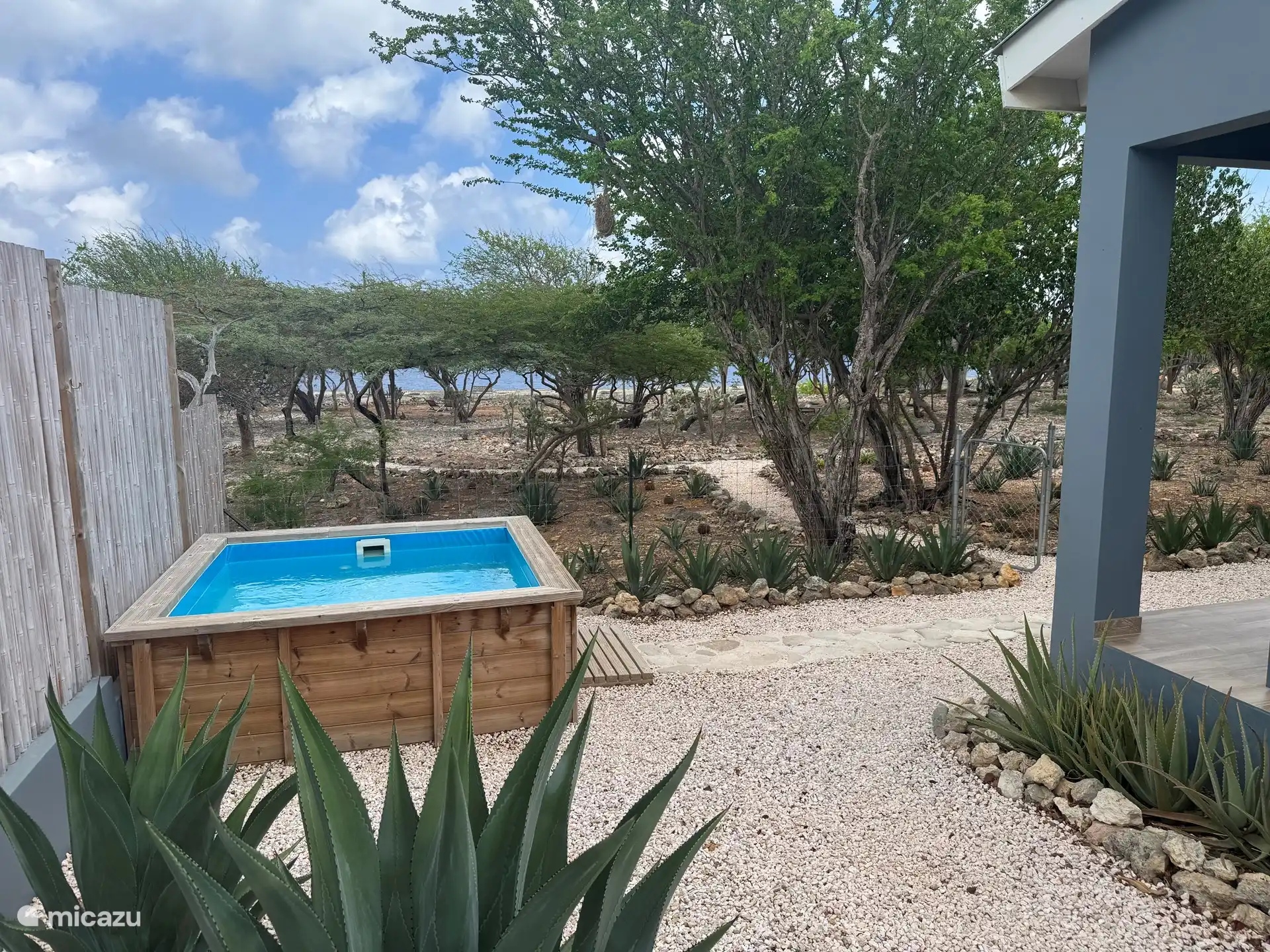 Privé zwembadje met prachtig uitzicht.