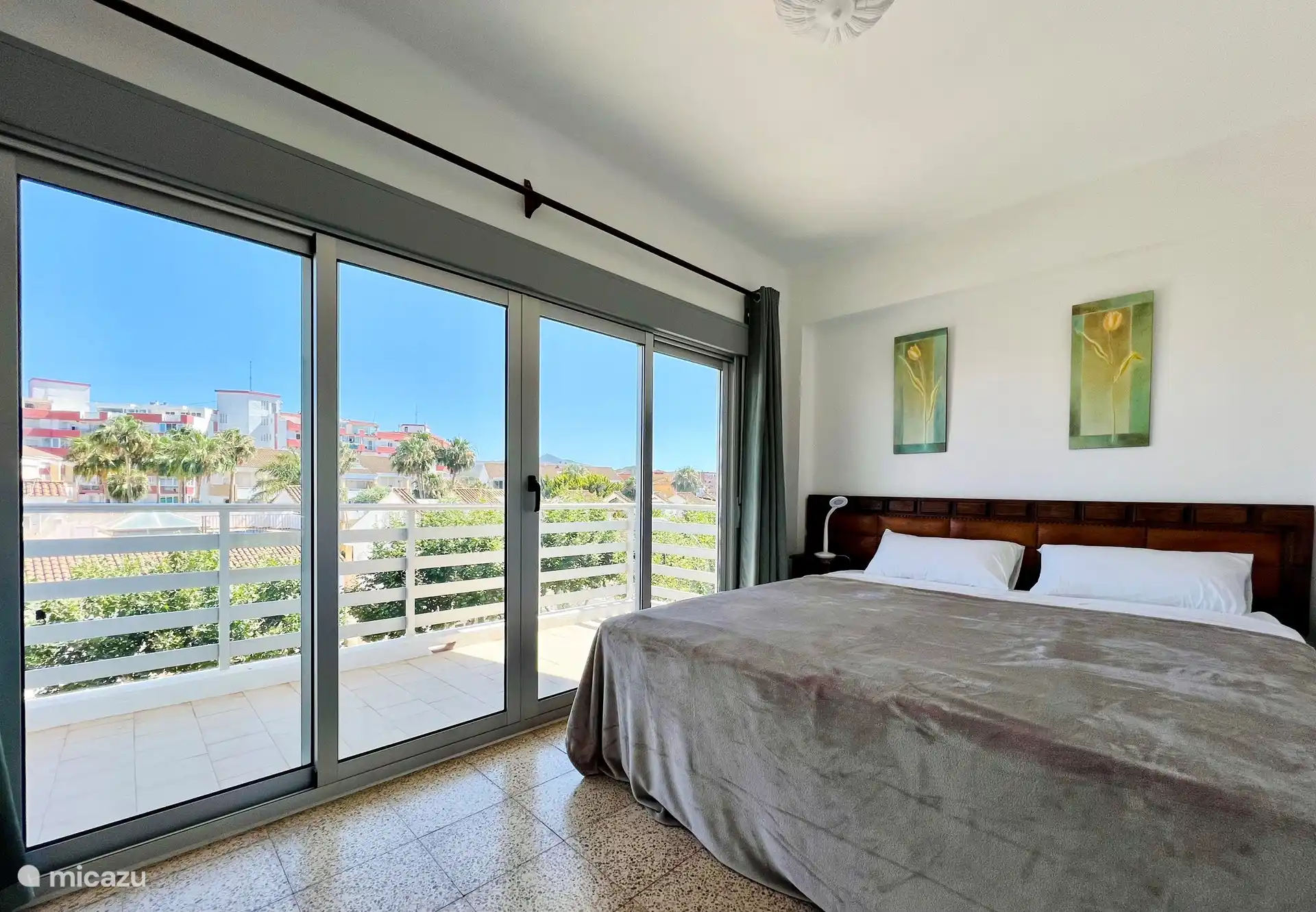 Hauptschlafzimmer mit Balkon über die gesamte Breite