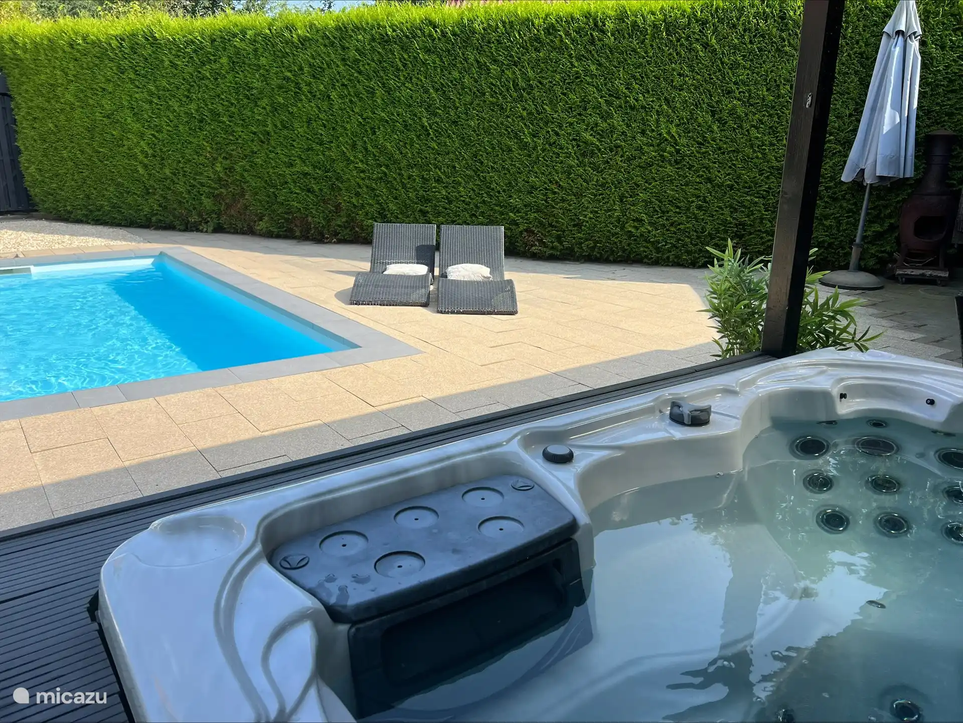 Schwimmbad und Whirlpool 