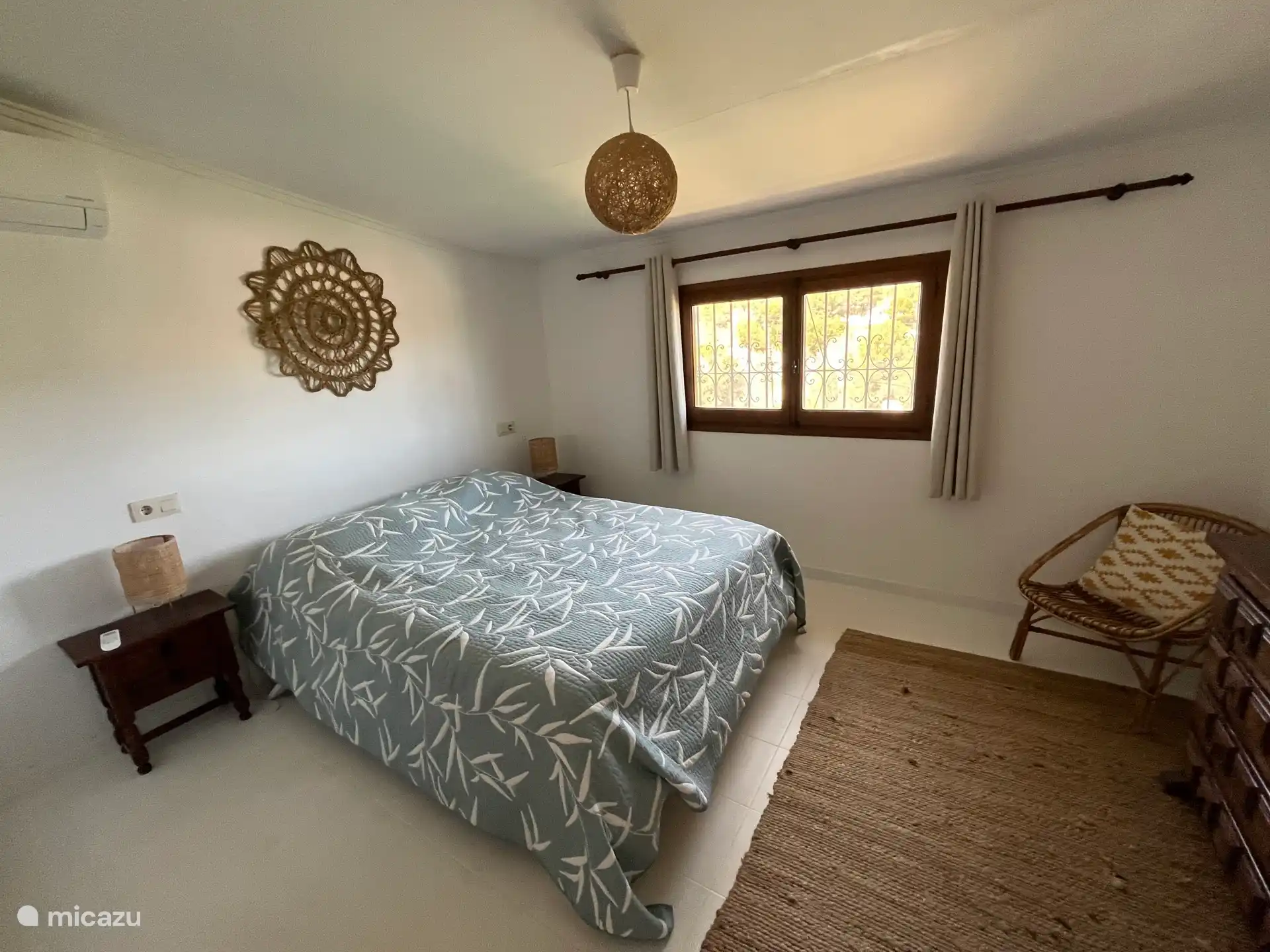 Bedroom with ensuite bathroom and built-in wardrobe. Mosquito net available and air conditioning.

Mattress 150x200