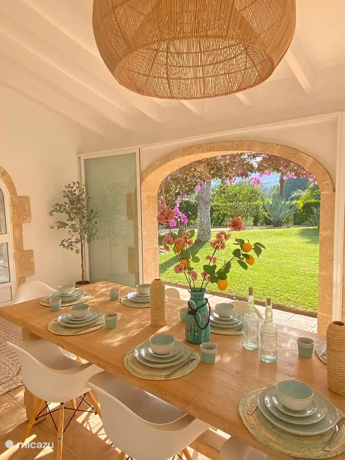 In der überdachten Naya befindet sich ein großer Esstisch, an dem Sie in der Sonne frühstücken können