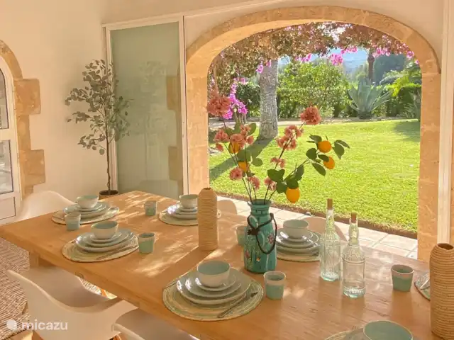 Casa la Lluca Jávea en España, Costa Blanca, Jávea - villa En la naya cubierta hay una gran mesa de comedor donde se puede desayunar al sol