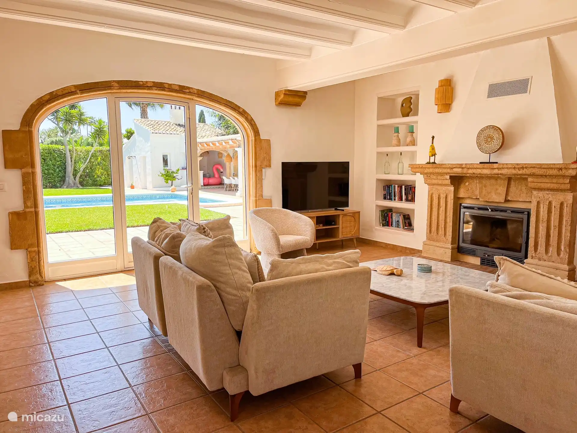 Sitzecke mit direktem Zugang zum Garten mit Swimmingpool