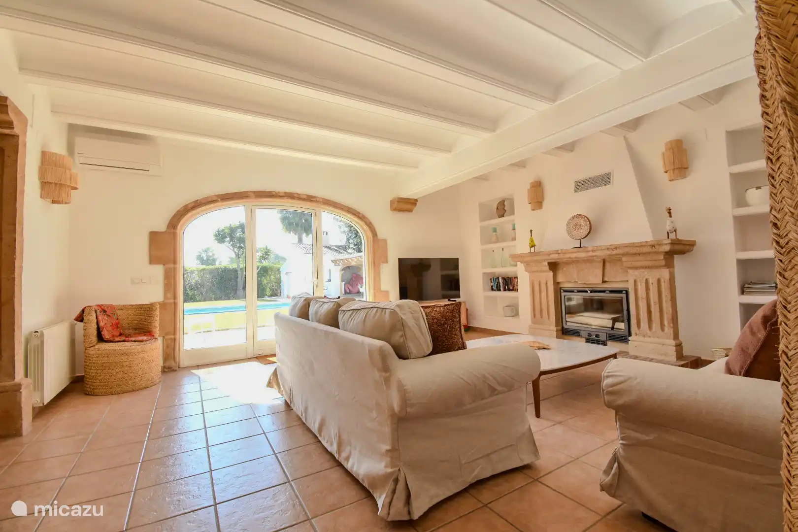 Sala de estar espaciosa con dos sofás nuevos para 3 personas