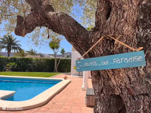 Casa la Lluca Jávea en España, Costa Blanca, Jávea - villa Amplio salón bajo el gran olivo