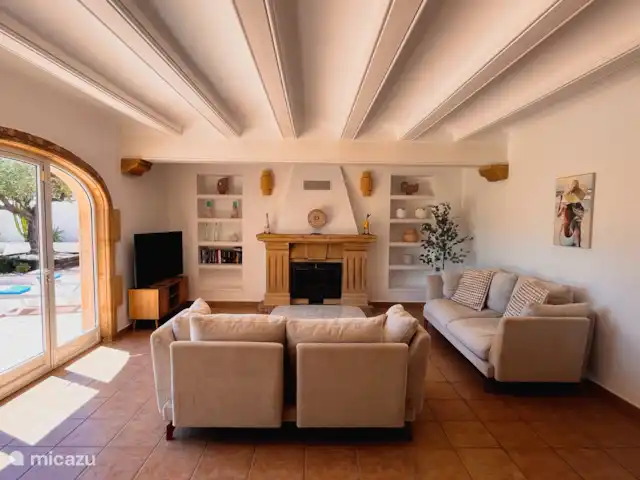 Casa la Lluca Jávea en España, Costa Blanca, Jávea - villa Amplia sala de estar con chimenea y televisión (NL Ver aplicación)