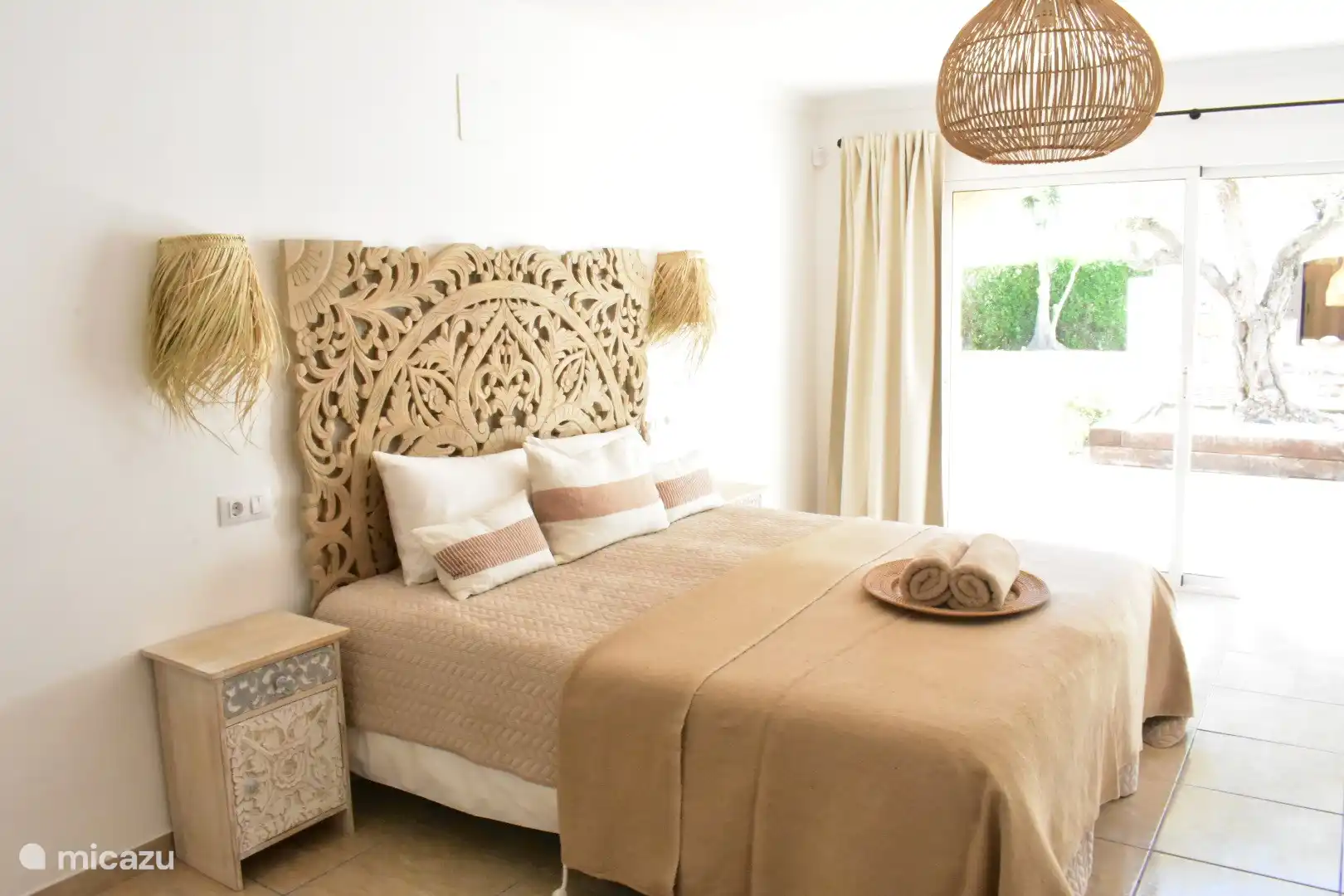 Hauptschlafzimmer direkt an den Garten angrenzend. Mit verschiedenen Einbauschränken. Klimatisiert