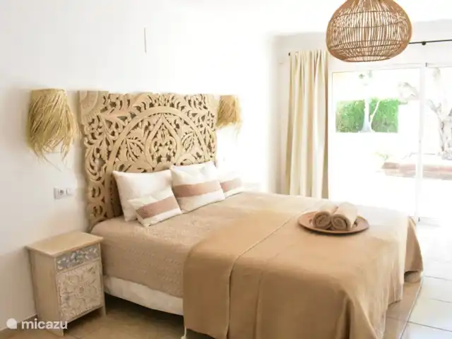 Casa la Lluca Jávea en España, Costa Blanca, Jávea - villa Dormitorio principal directamente adyacente al jardín. Con varios armarios empotrados. Con aire acondicionado