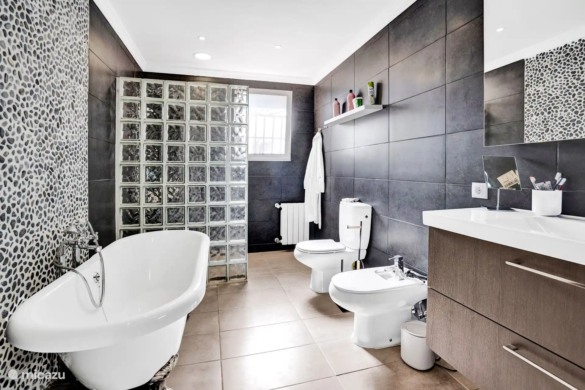 Badezimmer mit Badewanne neben dem Hauptschlafzimmer