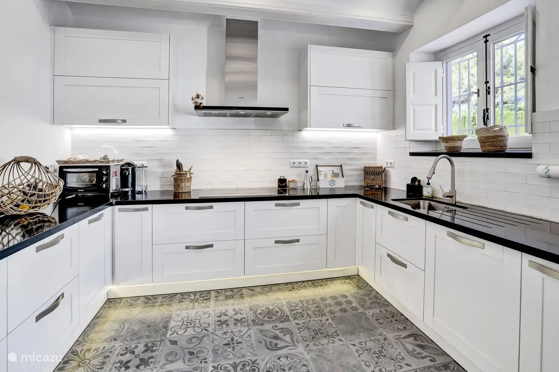 Voll ausgestattete moderne Küche