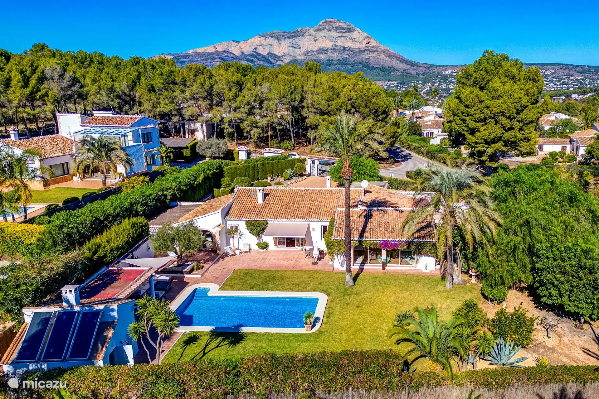 Casa La Lluca befindet sich auf einer Ebene und ist von einem schönen, flachen Garten umgeben